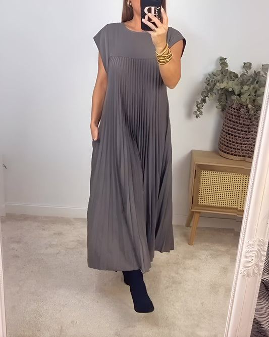 Simone | Lätt och elegant plisserad klänning